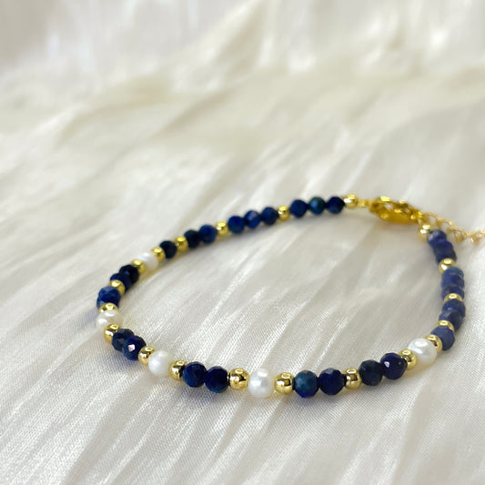 Midnight Muse – Freshwater Pearl and Lapis Lazuli Bracelet