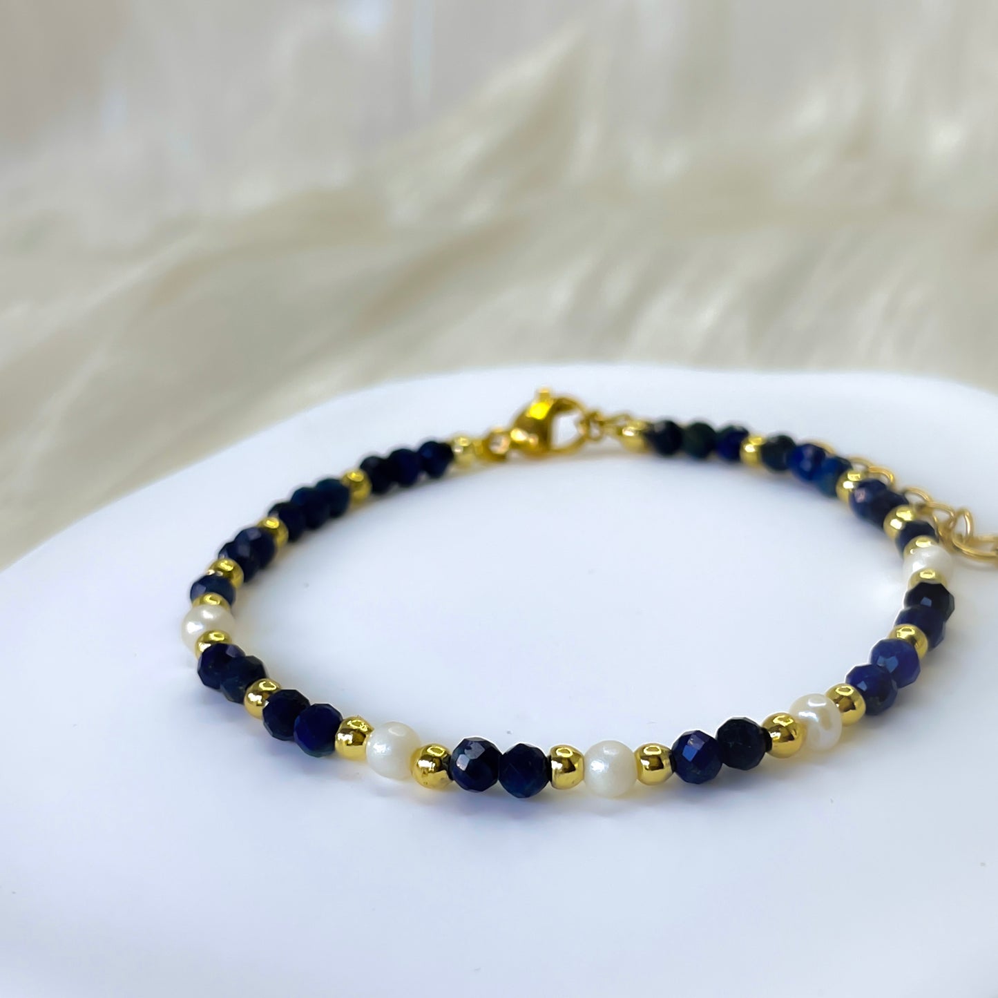 Midnight Muse – Freshwater Pearl and Lapis Lazuli Bracelet