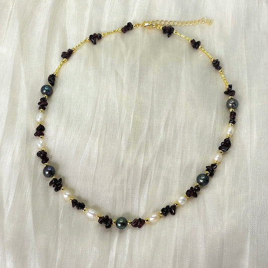 Midnight Muse – Natural Freshwater Pearl and Lapis Lazuli Necklace