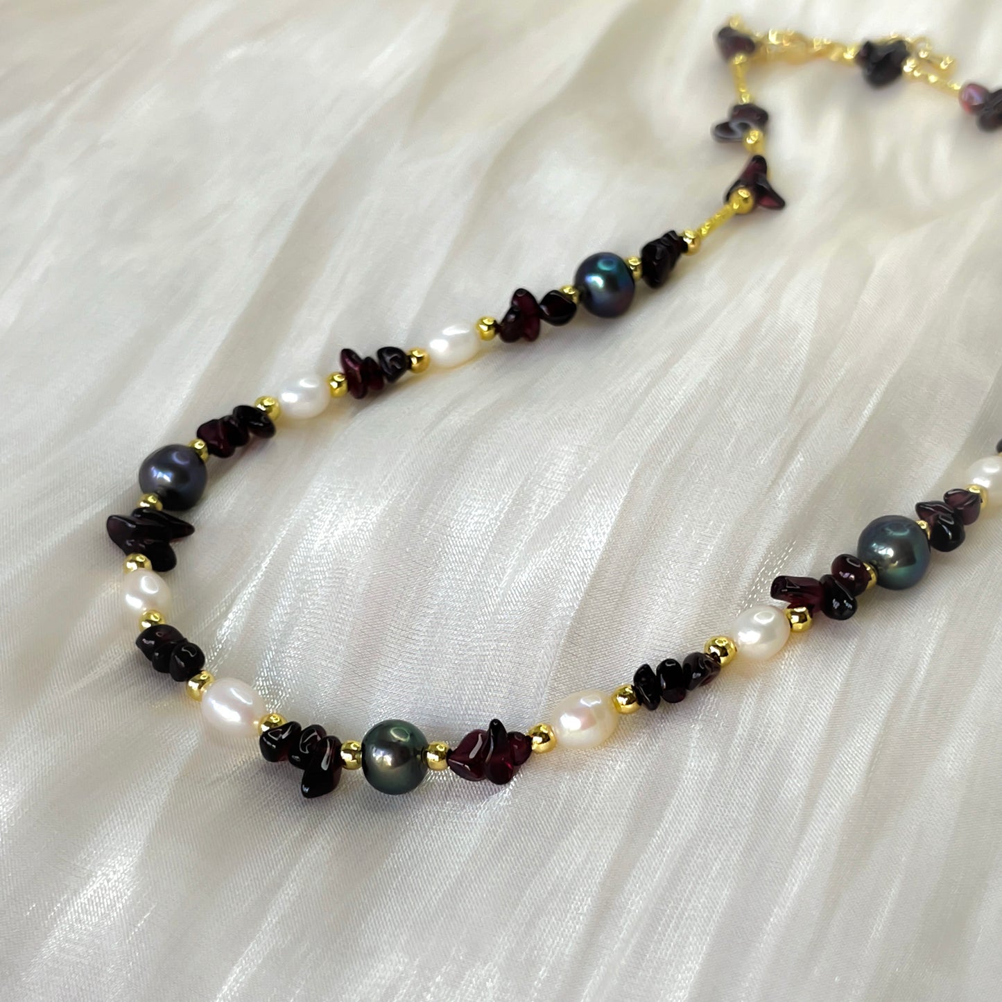 Midnight Muse – Natural Freshwater Pearl and Lapis Lazuli Necklace
